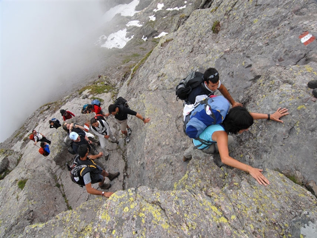 Elisa si arrampica sulle rocce verso il Pizzo dei Tre Signori